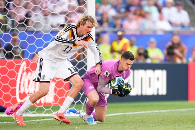 June 29, 2026, Foxborough, Massachusetts, United States: Orlando Gill of Paraguay and Nick Woltemade of Germany compete for the ball during the FIFA World Cup, WM, Weltmeisterschaft, Fussball 2026 Round Of 32 match between Germany and Paraguay at Boston Stadium on June 29, 2026 in Foxborough, Massachusetts. Foxborough United States - ZUMAa181 20260629_zaa_a181_035 Copyright: xJosexBretonx