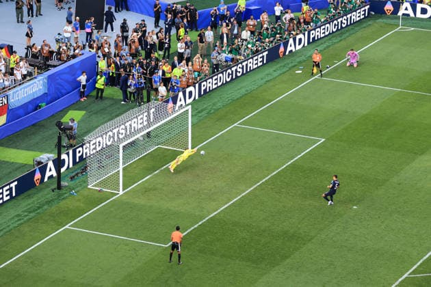 Football - FIFA World Cup, WM, Weltmeisterschaft, Fussball - Round of 32 - Germany v Paraguay 29th June 2026 - FIFA World Cup - Round of 32 - Germany v Paraguay - Germany goalkeeper Manuel Neuer saves a penalty in the penalty shoot out from Fabian Balbuena of Paraguay - Photo: Simon Stacpoole Offside. Foxborough USA *** Fußball – FIFA-Weltmeisterschaft, Runde der letzten 32: Deutschland gegen Paraguay, 29. Juni 2026 – FIFA-Weltmeisterschaft, Runde der letzten 32: Deutschland gegen Paraguay – Der deutsche Torhüter Manuel Neuer hält im Elfmeterschießen einen Elfmeter von Fabian Balbuena aus Paraguay. Foto: Simon Stacpoole – Abseits – Foxborough, USA  Copyright: xSimonxStacpoolexOffside