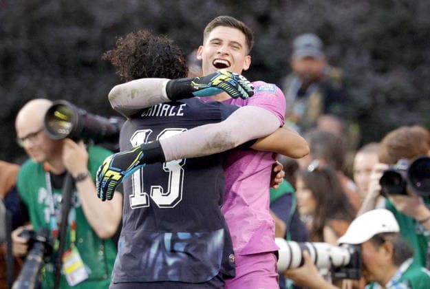 FIFA World Cup, WM, Weltmeisterschaft, Fussball 2026 - Round of 32 - Germany vs Paraguay Goalkeeper Gatito Fernandez of Paraguay celebrates with teammate Jose Canale who scored the winning penalty in the FIFA World Cup 2026 Round of 32 match Germany against Paraguay, in Boston, USA, 29 June 2026. Paraguay beat Germany 4-3 on penalties. FOXBOROUGH United States  Copyright: xSHAWNxTHEWx