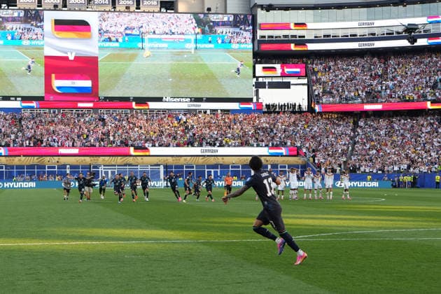 Jose Canale (Paraguay, 13) trifft den entscheidenden Elfmeter und schießt Deutschland aus dem Turnier und jubelt mit der Mannschaft, während Deutschland enttäuscht ist - Boston 29.06.2026: Deutschland vs. Paraguay, Gilette Stadium, World Cup 26 Sechzehntel-Finale *** Jose Canale of Paraguay, No. 13, scores the decisive penalty kick, knocking Germany out of the tournament, and celebrates with his team, while Germany is disappointed. Boston, June 29, 2026. Germany vs. Paraguay, Gilette Stadium, World Cup 26, Round of 32