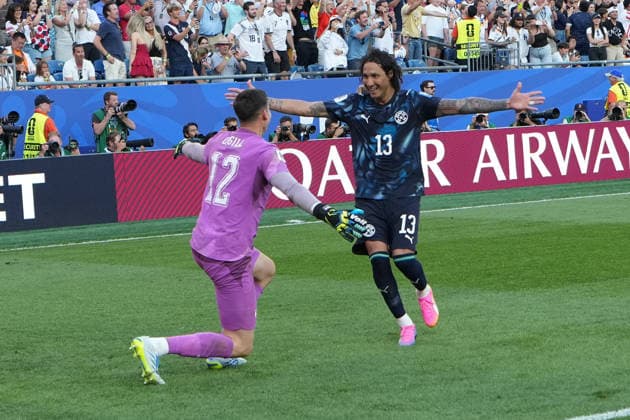 Jose Canale (Paraguay, 13) trifft den entscheidenden Elfmeter und schießt Deutschland aus dem Turnier und jubelt mit Torwart Goalie Orlando Gill (Paraguay, 12) - Boston 29.06.2026: Deutschland vs. Paraguay, Gilette Stadium, World Cup 26 Sechzehntel-Finale *** Jose Canale of Paraguay, 13, scores the decisive penalty kick, knocking Germany out of the tournament, and celebrates with goalkeeper Orlando Gill of Paraguay, 12. Boston, June 29, 2026. Germany vs. Paraguay, Gilette Stadium, World Cup 26, Round of 32