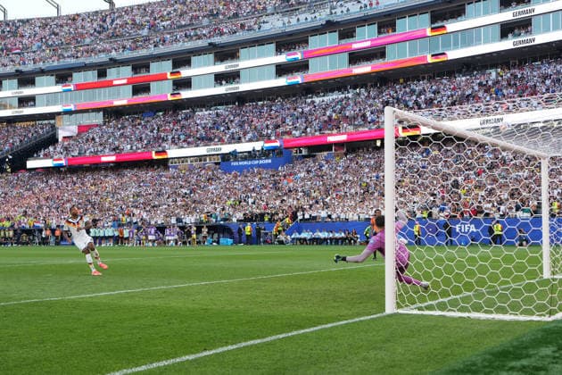 Jonathan Tah (Deutschland Germany) schießt den Elfmeter über das Tor - Boston 29.06.2026: Deutschland vs. Paraguay, Gilette Stadium, World Cup 26 Sechzehntel-Finale *** Jonathan Tah (Germany) shoots the penalty kick over the goal. Boston, June 29, 2026. Germany vs. Paraguay, Gilette Stadium, World Cup 26, Round of 32