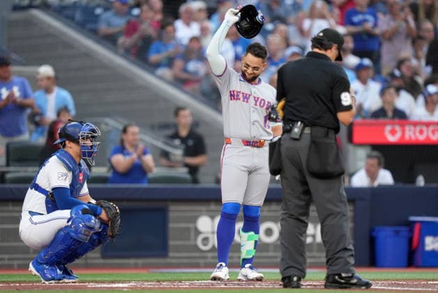 June 29, 2026, Toronto, On, CANADA: New York Mets third baseman Bo Bichette (19) acknowledges the crowd as he steps up for his first at-bat during first inning American League MLB, Baseball Herren, USA baseball action against the Toronto Blue Jays, in Toronto, Monday, June 29, 2026. Canada News - June 29, 2026  - ZUMAc35_ 20260629_zaf_c35_079 Copyright: xNathanxDenettex