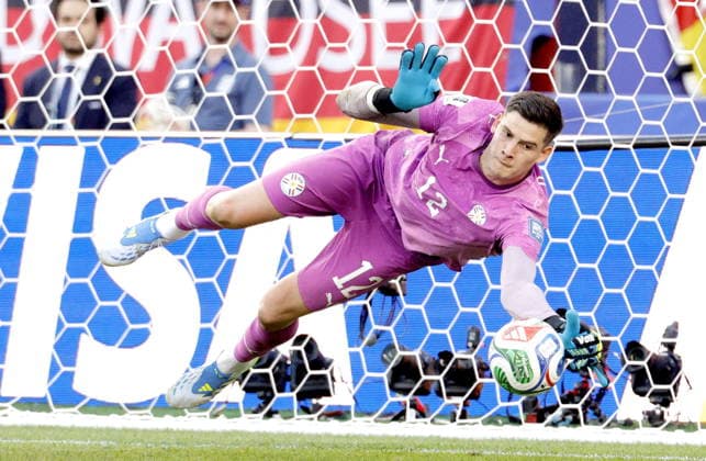FIFA World Cup, WM, Weltmeisterschaft, Fussball 2026 - Round of 32 - Germany vs Paraguay Goalkeeper Orlando Gill of Paraguay saves the penalty of Nick Woltemade of Germany during the penalty shoot-out of the FIFA World Cup 2026 Round of 32 match Germany against Paraguay, in Boston, USA, 29 June 2026. Paraguay beat Germany 4-3 on penalties. FOXBOROUGH United States  Copyright: xSHAWNxTHEWx