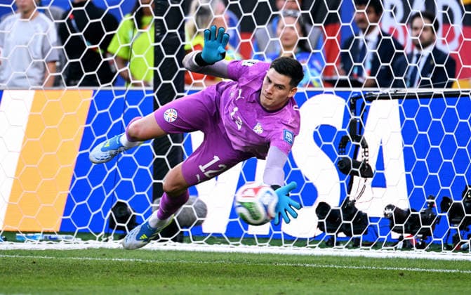 Fussball, Länderspiel, Herren, FIFA World Cup, WM, Weltmeisterschaft, Fussball 2026, Fussball-Weltmeisterschaft, USA, Sechzehntelfinale, Gilette Stadium Boston: Deutschland - Paraguay 3:4 n.E.; Orlando Daniel Gill (PAR) pariert einen Elfmeter. *** Soccer, International Match, Men s, 2026 FIFA World Cup, World Cup, USA, Round of 32, Gilette Stadium, Boston, Germany vs. Paraguay 3–4 (a.e.t.), Orlando, Daniel Gill (PAR) saves a penalty kick