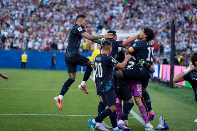 FOOTBALL : Allemagne vs Paraguay - Coupe du Monde de la FIFA 2026. Boston Stadium, Boston, Massachusetts, Etats-Unis. 29 06 2026. Les joueurs du Paraguay cÃ lebrent avec une immense euphorie apres avoir remportÃ la sÃ ance de tirs au but lors du match des seiziemes de finale de la Coupe du Monde de la FIFA 2026 entre l Allemagne et le Paraguay, au Gillette Stadium, Ã Foxborough, Massachusetts, Etats-Unis, le 29 juin 2026.  Copyright: xx