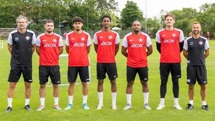 Grupppenbild der Neuzugänge: (von links) Co-Trainer Matthias Lust, Kristijan Taseski (FC Augsburg II), Burak Karakaya (Darmstadt 98 II), Namrud Embaye (FV Illertissen), Franck Evina (FC Emmen), Marko Rajkovacic (Eintracht Braunschweig), Trainer Michael Schiele. *** Group photo of the new signings, from left: Assistant Coach Matthias Lust, Kristijan Taseski (FC Augsburg II), Burak Karakaya (Darmstadt 98 II), Namrud Embaye (FV Illertissen), Franck Evina (FC Emmen), Marko Rajkovacic (Eintracht Braunschweig), Head Coach Michael Schiele Copyright: HMBxMedia xHeikoxBecker