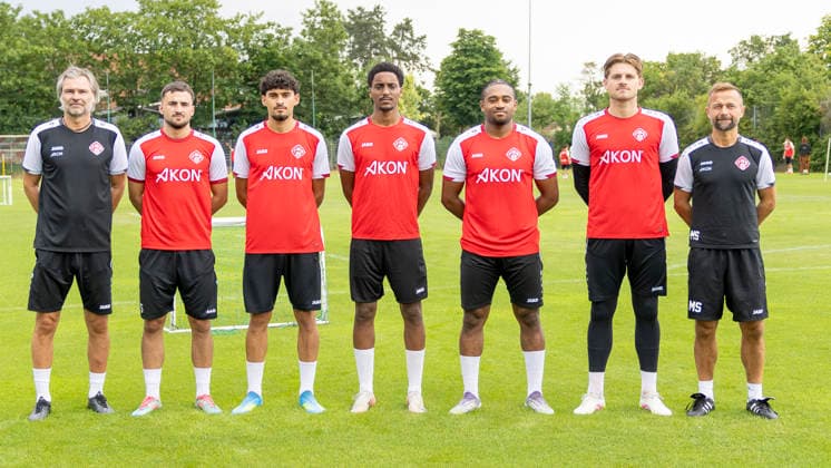 Grupppenbild der Neuzugänge: (von links) Co-Trainer Matthias Lust, Kristijan Taseski (FC Augsburg II), Burak Karakaya (Darmstadt 98 II), Namrud Embaye (FV Illertissen), Franck Evina (FC Emmen), Marko Rajkovacic (Eintracht Braunschweig), Trainer Michael Schiele. *** Group photo of the new signings, from left: Assistant Coach Matthias Lust, Kristijan Taseski (FC Augsburg II), Burak Karakaya (Darmstadt 98 II), Namrud Embaye (FV Illertissen), Franck Evina (FC Emmen), Marko Rajkovacic (Eintracht Braunschweig), Head Coach Michael Schiele Copyright: HMBxMedia xHeikoxBecker