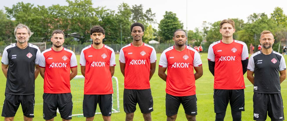 Grupppenbild der Neuzugänge: (von links) Co-Trainer Matthias Lust, Kristijan Taseski (FC Augsburg II), Burak Karakaya (Darmstadt 98 II), Namrud Embaye (FV Illertissen), Franck Evina (FC Emmen), Marko Rajkovacic (Eintracht Braunschweig), Trainer Michael Schiele. *** Group photo of the new signings, from left: Assistant Coach Matthias Lust, Kristijan Taseski (FC Augsburg II), Burak Karakaya (Darmstadt 98 II), Namrud Embaye (FV Illertissen), Franck Evina (FC Emmen), Marko Rajkovacic (Eintracht Braunschweig), Head Coach Michael Schiele Copyright: HMBxMedia xHeikoxBecker