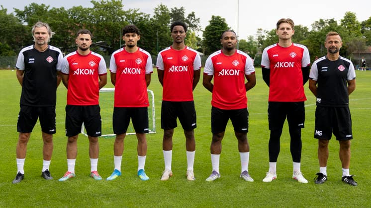 Grupppenbild der Neuzugänge: (von links) Co-Trainer Matthias Lust, Kristijan Taseski (FC Augsburg II), Burak Karakaya (Darmstadt 98 II), Namrud Embaye (FV Illertissen), Franck Evina (FC Emmen), Marko Rajkovacic (Eintracht Braunschweig), Trainer Michael Schiele. *** Group photo of the new signings, from left: Assistant Coach Matthias Lust, Kristijan Taseski (FC Augsburg II), Burak Karakaya (Darmstadt 98 II), Namrud Embaye (FV Illertissen), Franck Evina (FC Emmen), Marko Rajkovacic (Eintracht Braunschweig), Head Coach Michael Schiele Copyright: HMBxMedia xHeikoxBecker