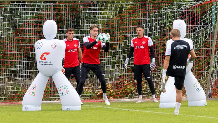 Trainingsstart bei den Würzburger Kickers, am 29.6.2026, KRE-Sportpark, Sieboldshöhe. Im Bild Torwarttraining im Tor Marko Rajkovacic. *** Start of training with the Würzburger Kickers on June 29, 2026, at KRE Sportpark, Sieboldshöhe. Pictured: Goalkeeper Marko Rajkovacic during goalkeeping practice. Copyright: HMBxMedia xHeikoxBecker