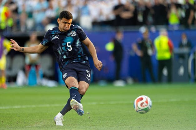 June 29, 2026; Foxborough, Massachusetts, USA; Paraguay defender Fabian Balbuena (5) takes a penalty kick during a shootout in a FIFA World Cup, WM, Weltmeisterschaft, Fussball 2026 Round of 32 match between Germany and Paraguay at Boston Stadium. (c) CSM FIFA World Cup 2026: Germany Vs Paraguay JUN 29  - ZUMAc04_ 20260629_zma_c04_062 Copyright: xBurtxGranofskyx