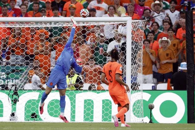 MONTERREY - Netherlands goalkeeper Bart Verbruggen during the 2026 FIFA World Cup, WM, Weltmeisterschaft, Fussball knockout phase match between the Netherlands and Morocco at the Monterrey Stadium on June 29, 2026, in Monterrey, Mexico. ROBIN VAN LONKHUIJSEN ANP FIFA World Cup 2026 - round of 32 2026 xVIxANPxSportx xxANPxIVx 562414833 originalFilename: 562414833.jpg