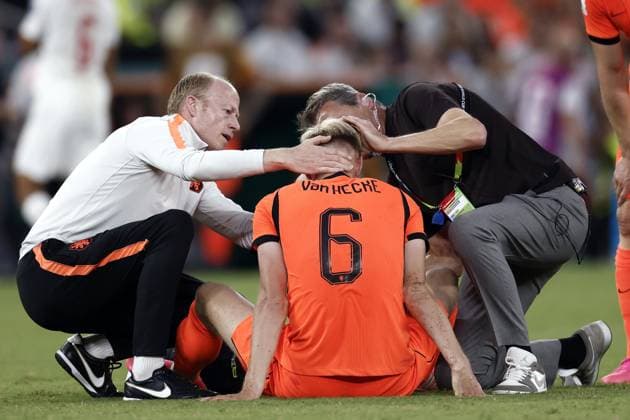 MONTERREY - Jan Paul van Hecke of the Netherlands sits injured on the ground during the 2026 FIFA World Cup, WM, Weltmeisterschaft, Fussball knockout phase match between the Netherlands and Morocco at the Monterrey Stadium on June 29, 2026, in Monterrey, Mexico. ROBIN VAN LONKHUIJSEN ANP FIFA World Cup 2026 - round of 32 2026 xVIxANPxSportx xxANPxIVx 562415795 originalFilename: 562415795.jpg