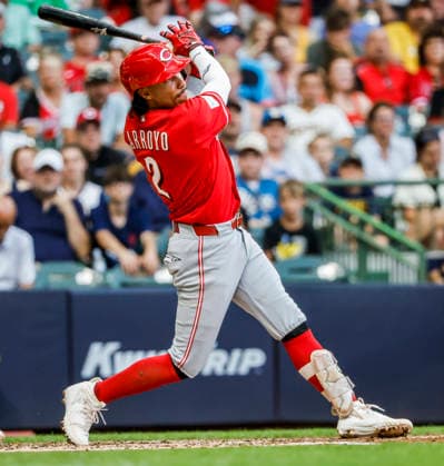 Cincinnati Reds second baseman Edwin Arroyo hits a single in the fifth inning of the MLB, Baseball Herren, USA game between the Cincinnati Reds and the Milwaukee Brewers at American Family Field in Milwaukee, Wisconsin on Monday, June 29, 2026.  MIL20260629824 TANNENxMAURY