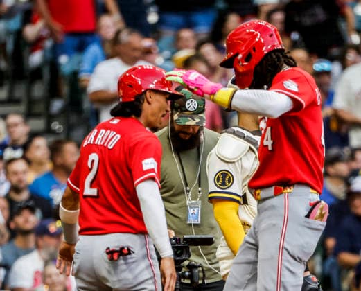 Cincinnati Reds designated hitter Elly de la Cruz (R) celebrates with Cincinnati Reds second baseman Edwin Arroyo after hitting a two RBI home run in the fiftrh inning of the MLB, Baseball Herren, USA game between the Cincinnati Reds and the Milwaukee Brewers at American Family Field in Milwaukee, Wisconsin on Monday, June 29, 2026.  MIL2026062982 TANNENxMAURY