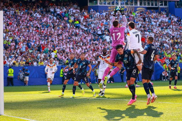 June 29, 2026, Foxborough, Massachusetts, USA: ORLANDO GILL of Paraguay wins the ball in the air during the 2026 FIFA World Cup, WM, Weltmeisterschaft, Fussball Round of 32 game at Boston Stadium in Massachusetts on June 29, 2026. FIFA World Cup 2026: Germany (3)1:1(4) Paraguay  - ZUMAm283 20260629_zsp_m283_027 Copyright: xBillyxMyersx
