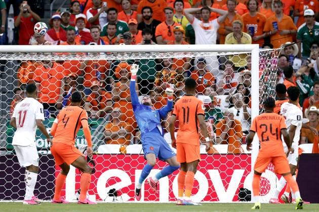 MONTERREY - Netherlands goalkeeper Bart Verbruggen makes a save during the 2026 FIFA World Cup, WM, Weltmeisterschaft, Fussball knockout phase match between the Netherlands and Morocco at Monterrey Stadium on June 29, 2026, in Monterrey, Mexico. ROBIN VAN LONKHUIJSEN ANP FIFA World Cup 2026 - round of 32 2026 xVIxANPxSportx xxANPxIVx 562417047 originalFilename: 562417047.jpg