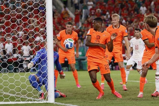 MONTERREY - (lr) Netherlands goalkeeper Bart Verbruggen, Denzel Dumfries or the Netherlands during the 2026 FIFA World Cup, WM, Weltmeisterschaft, Fussball knockout phase match between the Netherlands and Morocco at the Monterrey Stadium on June 29, 2026 in Monterrey, Mexico. ROBIN VAN LONKHUIJSEN ANP FIFA World Cup 2026 - round of 32 2026 xVIxANPxSportx xxANPxIVx 562418505 originalFilename: 562418505.jpg