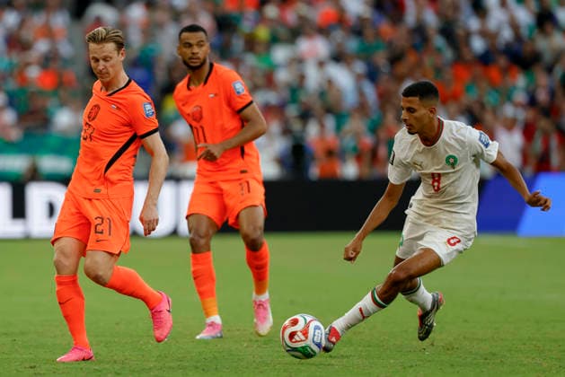 June 29, 2026, Guadalupe, Nuevo Leon, Mexico: Frenkie de Jong (L) of Netherlands battles for possession ball with A. Ounahi (R) of Morocco, during the match between Netherlands and Morocco in the Round of 32 of the FIFA World Cup, WM, Weltmeisterschaft, Fussball 2026, at Monterrey Stadium. Guadalupe Mexico - ZUMAo125 20260629_zip_o125_008 Copyright: xAntonioxOjedax
