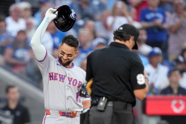June 29, 2026, Toronto, On, CANADA: New York Mets third baseman Bo Bichette (19) acknowledges the crowd as he steps up for his first at-bat during first inning American League MLB, Baseball Herren, USA baseball action against the Toronto Blue Jays, in Toronto, Monday, June 29, 2026. Canada News - June 29, 2026  - ZUMAc35_ 20260629_zaf_c35_126 Copyright: xNathanxDenettex