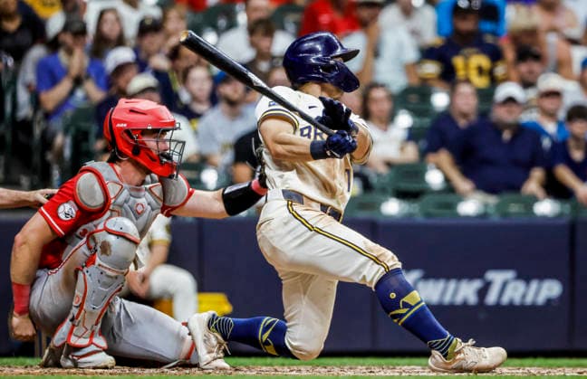 Milwaukee Brewers right fielder Sal Frelick hits a single in front of Cincinnati Reds catcher Tyler Stephenson in the eighth inning of the MLB, Baseball Herren, USA game between the Cincinnati Reds and the Milwaukee Brewers at American Family Field in Milwaukee, Wisconsin on Monday, June 29, 2026.  MIL20260629844 TANNENxMAURY