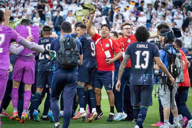 FOOTBALL : Allemagne vs Paraguay - Coupe du Monde de la FIFA 2026. Boston Stadium, Boston, Massachusetts, Etats-Unis. 29 06 2026. Les joueurs du Paraguay cÃ lebrent avec une immense euphorie apres avoir remportÃ la sÃ ance de tirs au but lors du match des seiziemes de finale de la Coupe du Monde de la FIFA 2026 entre l Allemagne et le Paraguay, au Gillette Stadium, Ã Foxborough, Massachusetts, Etats-Unis, le 29 juin 2026.  Copyright: xx