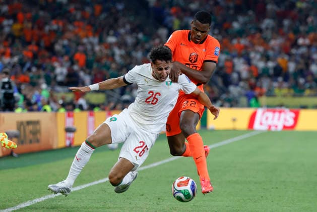 June 29, 2026, Guadalupe, Nuevo Leon, Mexico: A. Eddine (L) of Morocco battles for possession ball with D. Dumfries (R) of Netherlands, during the match between Netherlands and Morocco in the Round of 32 of the FIFA World Cup, WM, Weltmeisterschaft, Fussball 2026, at Monterrey Stadium. Guadalupe Mexico - ZUMAo125 20260629_zip_o125_027 Copyright: xAntonioxOjedax