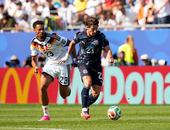 Felix Nmecha (Deutschland, 23) im Zweikampf mit Matias Galarza (Paraguay, 23) USA, FIFA Weltmeisterschaft, Sechzehntelfinale, Deutschland vs Paraguay, Boston, 29.06.2026 FIFA Weltmeisterschaft, Sechzehntelfinale, Deutschland vs Paraguay, Boston, 29.06.2026 Boston *** Felix Nmecha (Germany, 23) in a tackle with Matias Galarza (Paraguay, 23), USA, FIFA World Cup, Round of 32, Germany vs. Paraguay, Boston, June 29, 2026 FIFA World Cup, Round of 32, Germany vs. Paraguay, Boston, June 29, 2026 Boston Copyright: xEibner-Pressefoto ScottxColemanx EP_SCN