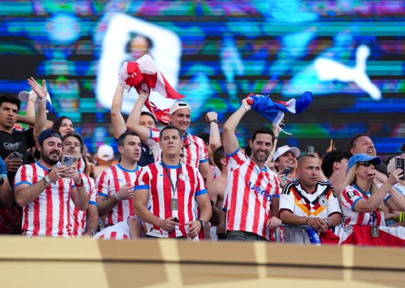 Fans der paraguayischen Nationalmannschaft jubeln auf der Tribuene nach dem Spiel. USA, FIFA Weltmeisterschaft, Sechzehntelfinale, Deutschland vs Paraguay, Boston, 29.06.2026 FIFA Weltmeisterschaft, Sechzehntelfinale, Deutschland vs Paraguay, Boston, 29.06.2026 Boston *** Fans of the Paraguayan national team cheer in the stands after the game against the U.S., FIFA World Cup, Round of 16, Germany vs. Paraguay, Boston, June 29, 2026 FIFA World Cup, Round of 16, Germany vs. Paraguay, Boston, June 29, 2026 Boston Copyright: xEibner-Pressefoto ScottxColemanx EP_SCN