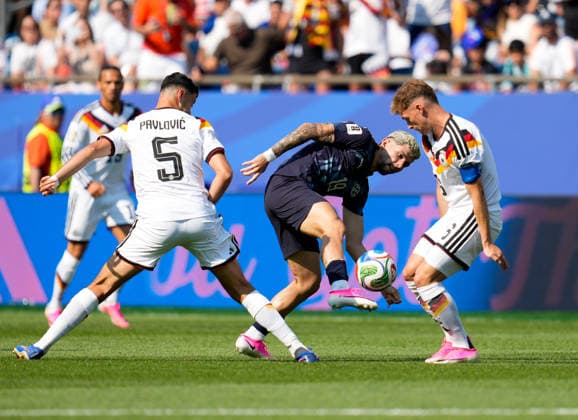 Julio Enciso (Paraguay, 19) gegen Aleksandar Pavlovic (Deutschland, 5) und Joshua Kimmich (Deutschland, 6) USA, FIFA Weltmeisterschaft, Sechzehntelfinale, Deutschland vs Paraguay, Boston, 29.06.2026 FIFA Weltmeisterschaft, Sechzehntelfinale, Deutschland vs Paraguay, Boston, 29.06.2026 Boston *** Julio Enciso (Paraguay, 19) vs. Aleksandar Pavlovic (Germany, 5) and Joshua Kimmich (Germany, 6) vs. USA, FIFA World Cup, Round of 32, Germany vs. Paraguay, Boston, June 29, 2026 FIFA World Cup, Round of 32, Germany vs. Paraguay, Boston, June 29, 2026 Boston Copyright: xEibner-Pressefoto ScottxColemanx EP_SCN