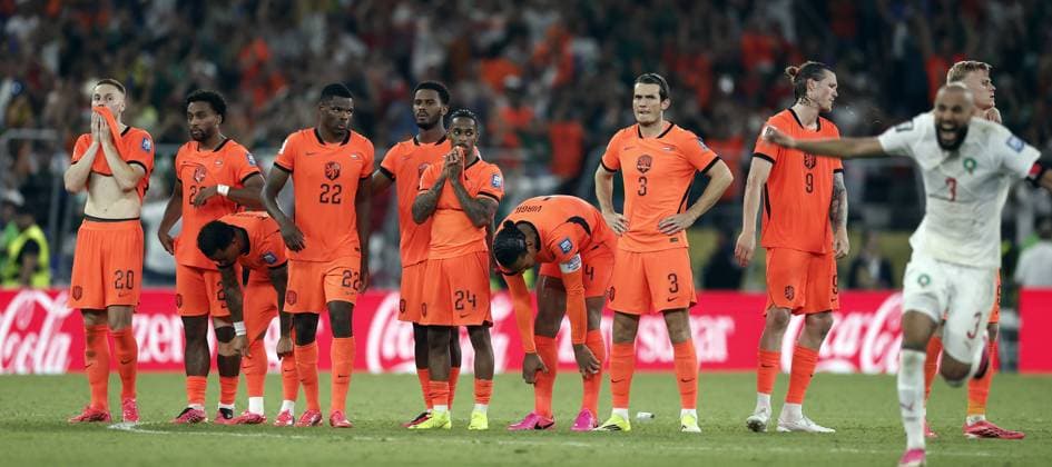 MONTERREY - (lr) Teun Koopmeiners of the Netherlands, Quinten Timber of the Netherlands, Justin Kluivert of the Netherlands, Denzel Dumfries of the Netherlands, Jorrel Hato of the Netherlands, Crysencio Summerville of the Netherlands, Virgil van Dijk of the Netherlands, Marten de Roon of the Netherlands, Wout Weghorst of the Netherlands, Jan Paul van Hecke of the Netherlands disappointment following the 2026 FIFA World Cup, WM, Weltmeisterschaft, Fussball knockout phase match between the Netherlands and Morocco at Monterrey Stadium on June 29, 2026, in Monterrey, Mexico. ROBIN VAN LONKHUIJSEN ANP FIFA World Cup 2026 - round of 32 2026 xVIxANPxSportx xxANPxIVx 562422648 originalFilename: 562422648.jpg