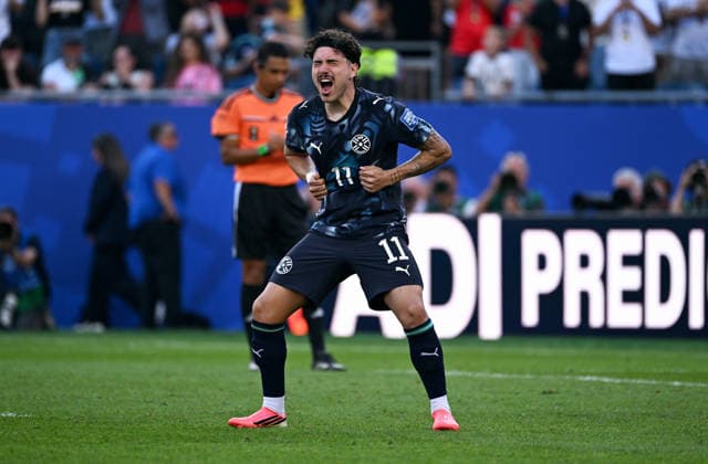 Fussball, Länderspiel, Herren, FIFA World Cup, WM, Weltmeisterschaft, Fussball 2026, Fussball-Weltmeisterschaft, USA, Sechzehntelfinale, Gilette Stadium Boston: Deutschland - Paraguay 3:4 n.E.; Jubel Mauricio (PAR) nach seinem verwandelten Elfmeter. Jubel, Freude, Aktion. *** Soccer, International Match, Men s, 2026 FIFA World Cup, Soccer World Cup, USA, Round of 32, Gilette Stadium, Boston, Germany vs. Paraguay 3–4, Mauricio PAR celebrates after scoring a penalty kick; celebration, joy, action