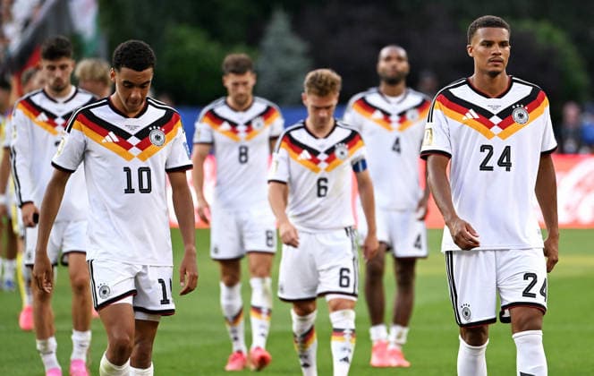 Sport Themen der Woche KW27 Fussball, Länderspiel, Herren, FIFA World Cup, WM, Weltmeisterschaft, Fussball 2026, Fussball-Weltmeisterschaft, USA, Sechzehntelfinale, Gilette Stadium Boston: Deutschland - Paraguay 3:4 n.E.; Malick Thiaw (GER), Joshua Kimmich (GER), Jamal Musiala (GER) enttäuscht nach Spielende. Enttäuschung, Frust, Aktion. *** Soccer, International Match, Men s, 2026 FIFA World Cup, Soccer World Cup, USA, Round of 32, Gilette Stadium, Boston: Germany vs. Paraguay 3–4 (a.e.t.) Malick Thiaw (GER), Joshua Kimmich (GER), Jamal Musiala (GER) disappointed after the final whistle; disappointment, frustration, action