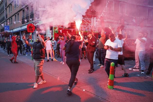 THE HAGUE - Fans of the Moroccan football team are celebrating in the Schildersbuurt neighborhood in The Hague after the national team, Nationalteam defeated the Netherlands at the World Cup. During the celebration, some carried Moroccan flags, honked horns, and fireworks were set off. JOHN VAN DER TOL ANP xVIxANPxSportx xxANPxIVx 562422735 originalFilename: 562422735.jpg