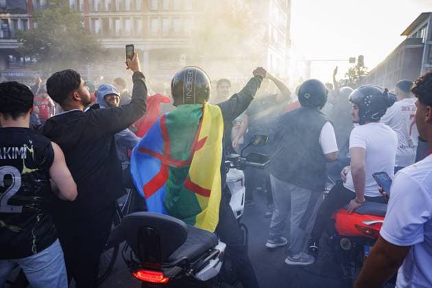 THE HAGUE - Fans of the Moroccan football team are celebrating in the Schildersbuurt neighborhood in The Hague after the national team, Nationalteam defeated the Netherlands at the World Cup. During the celebration, some carried Moroccan flags, honked horns, and fireworks were set off. JOHN VAN DER TOL ANP xVIxANPxSportx xxANPxIVx 562424983 originalFilename: 562424983.jpg