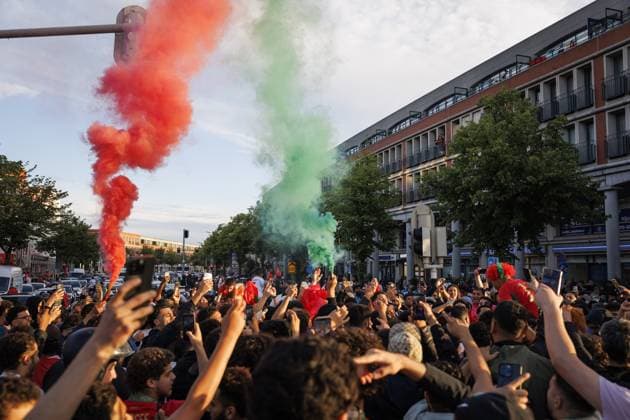 THE HAGUE - Fans of the Moroccan football team are celebrating in the Schilderswijk district of The Hague after the national team, Nationalteam defeated the Netherlands at the World Cup. During the celebration, some carried Moroccan flags, honked horns, and fireworks were set off. JOHN VAN DER TOL ANP xVIxANPxSportx xxANPxIVx 562425026 originalFilename: 562425026.jpg