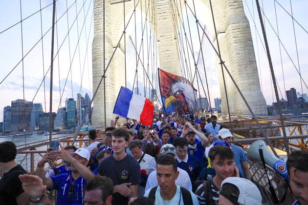 2026 World Cup - French Supporters on The Brooklyn Bridge - NYC French supporters is taking over the Brooklyn Bridge ahead of France vs Sweden during the FIFA World Cup, WM, Weltmeisterschaft, Fussball in New York on June 29, 2026. Photo by Charles Guerin ABACAPRESS.COM New York City NY United Arab Emirates  Copyright: xGuerinxCharles ABACAx