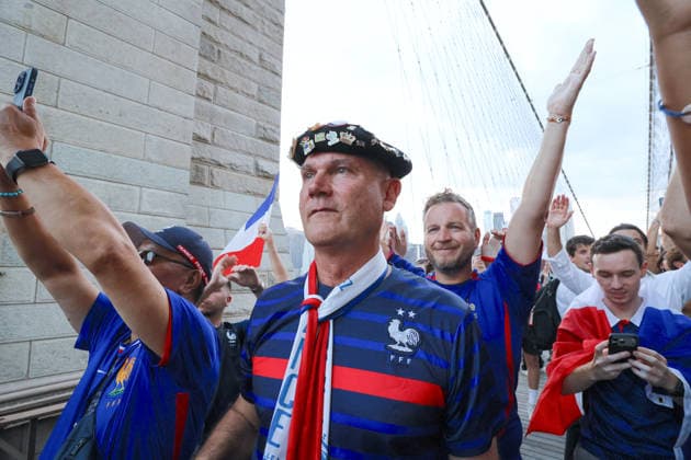 2026 World Cup - French Supporters on The Brooklyn Bridge - NYC French supporters is taking over the Brooklyn Bridge ahead of France vs Sweden during the FIFA World Cup, WM, Weltmeisterschaft, Fussball in New York on June 29, 2026. Photo by Charles Guerin ABACAPRESS.COM New York City NY United Arab Emirates  Copyright: xGuerinxCharles ABACAx