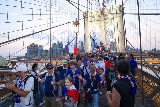 2026 World Cup - French Supporters on The Brooklyn Bridge - NYC French supporters is taking over the Brooklyn Bridge ahead of France vs Sweden during the FIFA World Cup, WM, Weltmeisterschaft, Fussball in New York on June 29, 2026. Photo by Charles Guerin ABACAPRESS.COM New York City NY United Arab Emirates  Copyright: xGuerinxCharles ABACAx