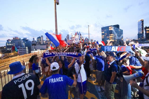 2026 World Cup - French Supporters on The Brooklyn Bridge - NYC French supporters is taking over the Brooklyn Bridge ahead of France vs Sweden during the FIFA World Cup, WM, Weltmeisterschaft, Fussball in New York on June 29, 2026. Photo by Charles Guerin ABACAPRESS.COM New York City NY United Arab Emirates  Copyright: xGuerinxCharles ABACAx