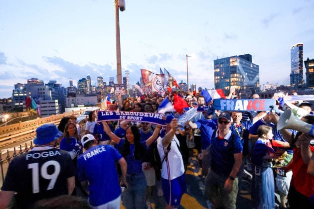 2026 World Cup - French Supporters on The Brooklyn Bridge - NYC French supporters is taking over the Brooklyn Bridge ahead of France vs Sweden during the FIFA World Cup, WM, Weltmeisterschaft, Fussball in New York on June 29, 2026. Photo by Charles Guerin ABACAPRESS.COM New York City NY United Arab Emirates  Copyright: xGuerinxCharles ABACAx