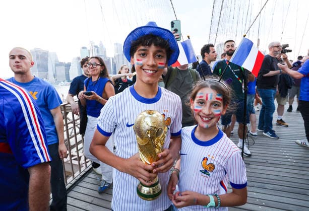2026 World Cup - French Supporters on The Brooklyn Bridge - NYC French supporters is taking over the Brooklyn Bridge ahead of France vs Sweden during the FIFA World Cup, WM, Weltmeisterschaft, Fussball in New York on June 29, 2026. Photo by Charles Guerin ABACAPRESS.COM New York City NY United Arab Emirates  Copyright: xGuerinxCharles ABACAx