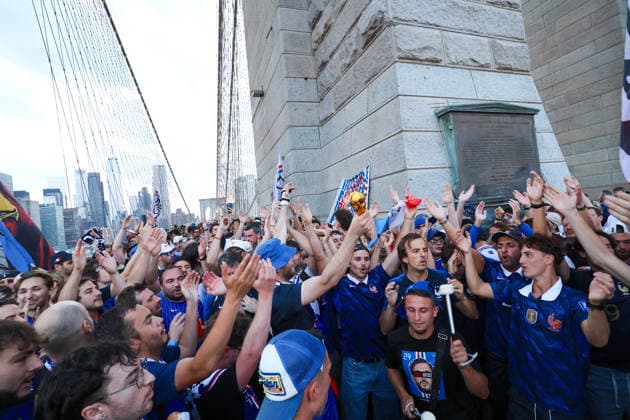 2026 World Cup - French Supporters on The Brooklyn Bridge - NYC French supporters is taking over the Brooklyn Bridge ahead of France vs Sweden during the FIFA World Cup, WM, Weltmeisterschaft, Fussball in New York on June 29, 2026. Photo by Charles Guerin ABACAPRESS.COM New York City NY United Arab Emirates  Copyright: xGuerinxCharles ABACAx