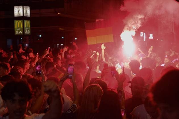 Public View World Cup Of Germany Vs Paraguay In Cologne Hundreds of people watch the World Cup match between Germany and Paraguay in front of a popular sports bar in Cologne, Germany, on June 29, 2026. cologne Germany  Copyright: xYingxTangx originalFilename:tang-publicvi260629_np868.jpg