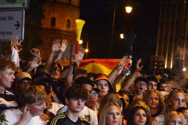 Public View World Cup Of Germany Vs Paraguay In Cologne Hundreds of people watch the World Cup match between Germany and Paraguay in front of a popular sports bar in Cologne, Germany, on June 29, 2026. cologne Germany  Copyright: xYingxTangx originalFilename:tang-publicvi260629_npDjm.jpg