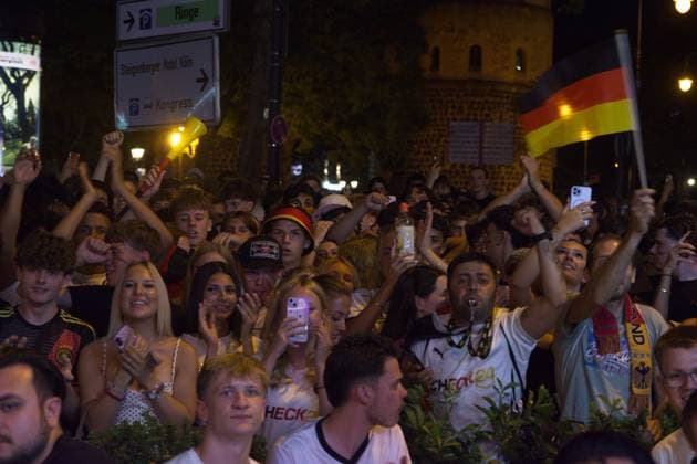 Public View World Cup Of Germany Vs Paraguay In Cologne Hundreds of people watch the World Cup match between Germany and Paraguay in front of a popular sports bar in Cologne, Germany, on June 29, 2026. cologne Germany  Copyright: xYingxTangx originalFilename:tang-publicvi260629_npeCu.jpg