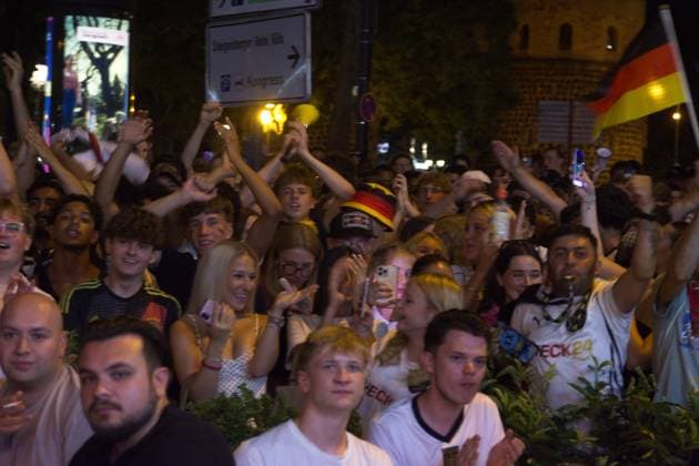 Public View World Cup Of Germany Vs Paraguay In Cologne Hundreds of people watch the World Cup match between Germany and Paraguay in front of a popular sports bar in Cologne, Germany, on June 29, 2026. cologne Germany  Copyright: xYingxTangx originalFilename:tang-publicvi260629_npVhQ.jpg