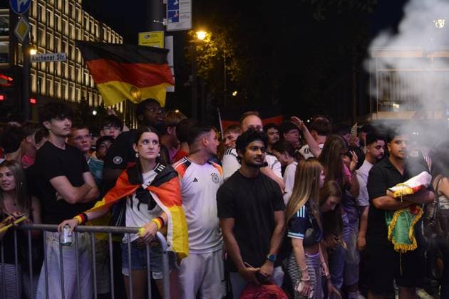 Public View World Cup Of Germany Vs Paraguay In Cologne Hundreds of people watch the World Cup match between Germany and Paraguay in front of a popular sports bar in Cologne, Germany, on June 29, 2026. cologne Germany  Copyright: xYingxTangx originalFilename:tang-publicvi260629_np5KD.jpg