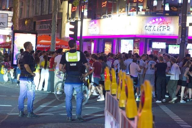 Public View World Cup Of Germany Vs Paraguay In Cologne Hundreds of people watch the World Cup match between Germany and Paraguay in front of a popular sports bar in Cologne, Germany, on June 29, 2026. cologne Germany  Copyright: xYingxTangx originalFilename:tang-publicvi260629_npUaa.jpg
